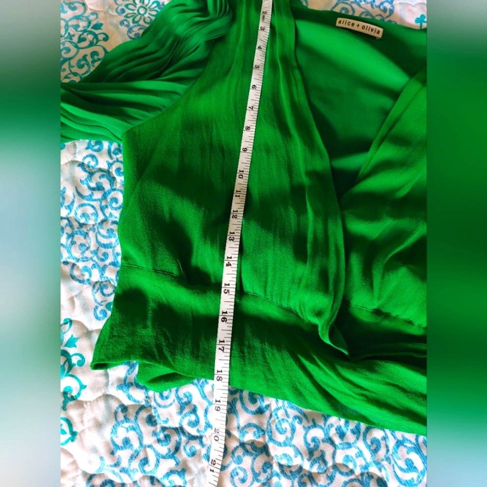 Alice + Olivia 100% Emerald Green Silk Wrap Shirt - Medium - Excellent Condition - Picture 13 of 13